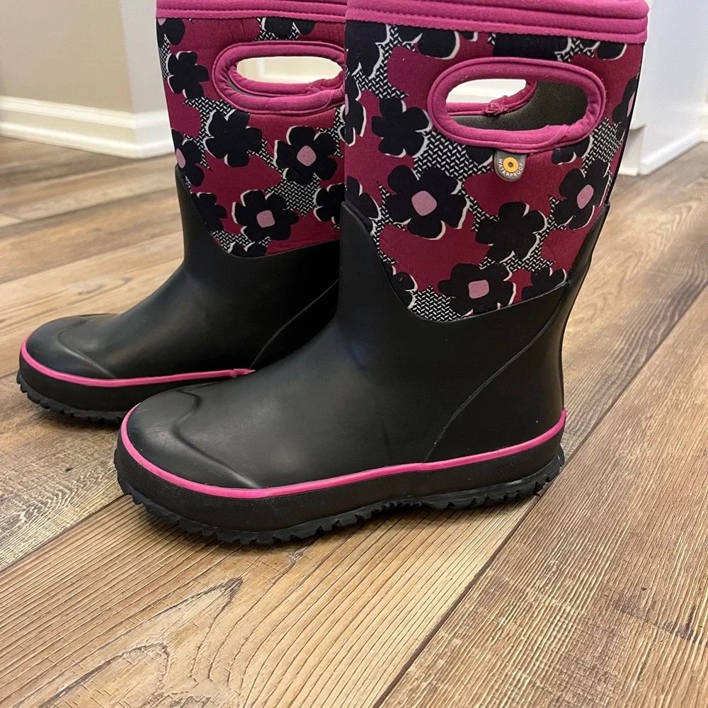 EUC BOG Boots Petal Floral print, Black and Pink Waterproof rain/snow, Size 2